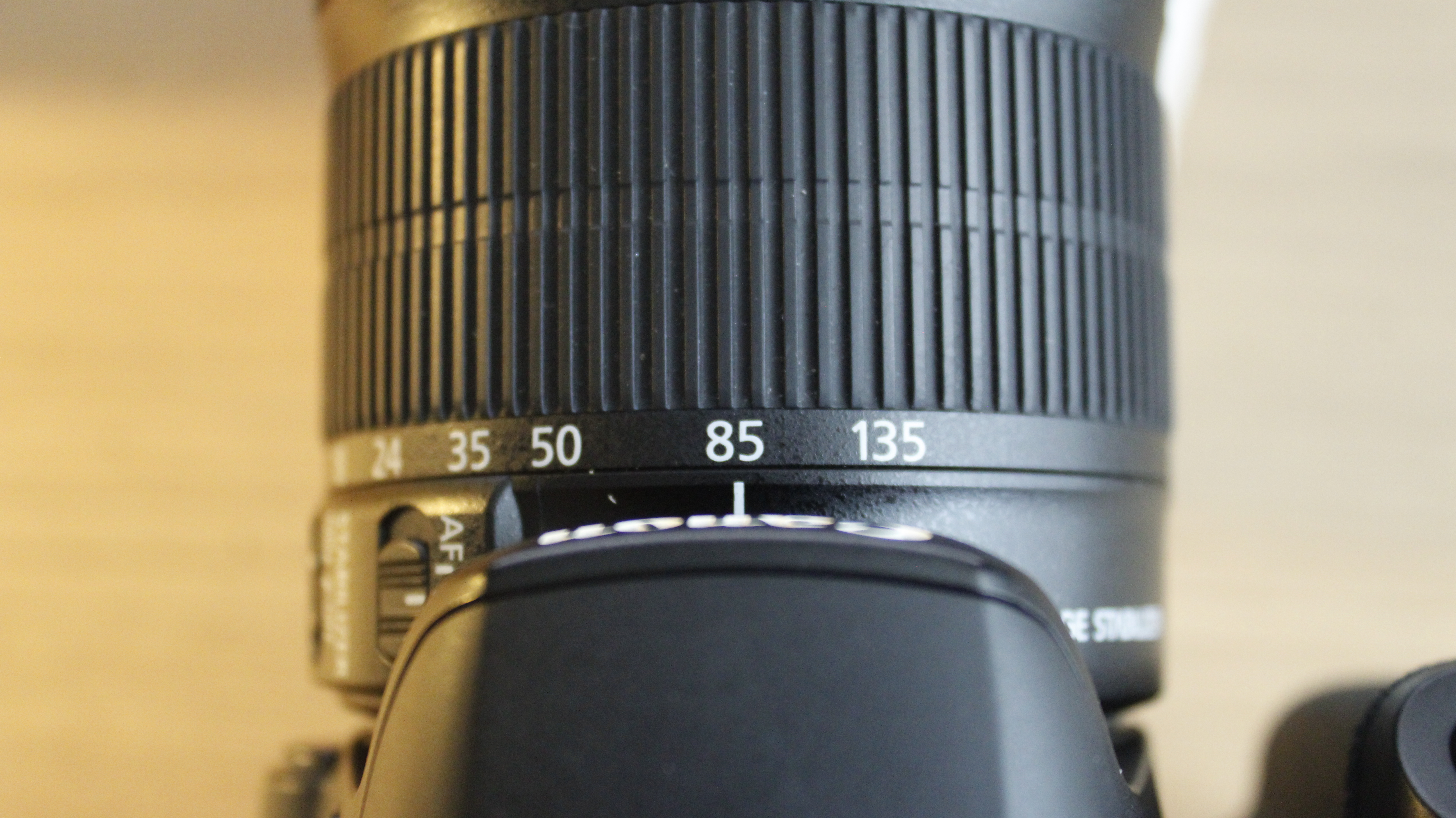 Canon 18–135 mm lens set to 85 mm. The white line indicator is aligned with 85.